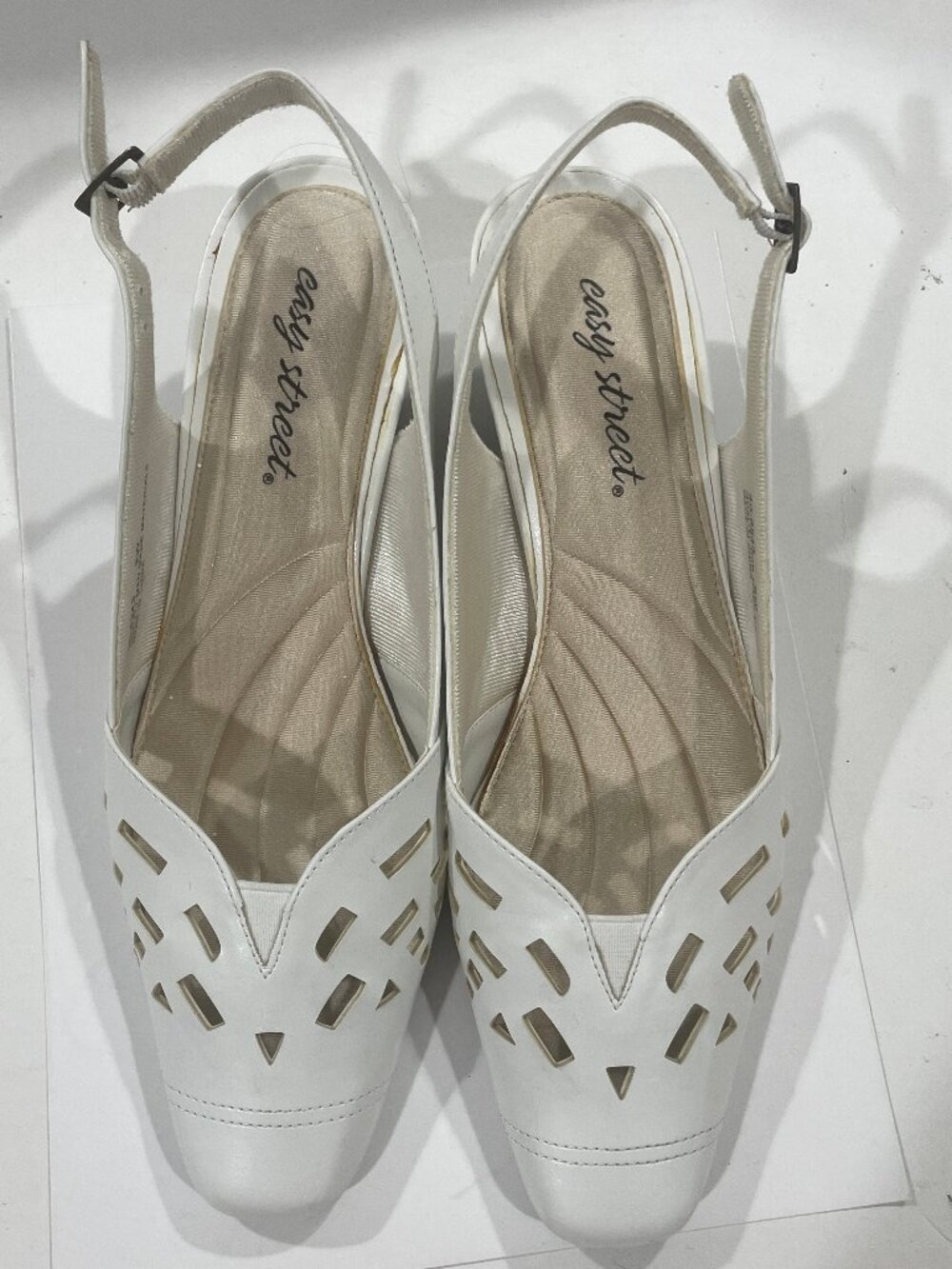Easy Street Women ADORABLE White Kitten Heels Slingback Shoes Size 9W Cut-Outs